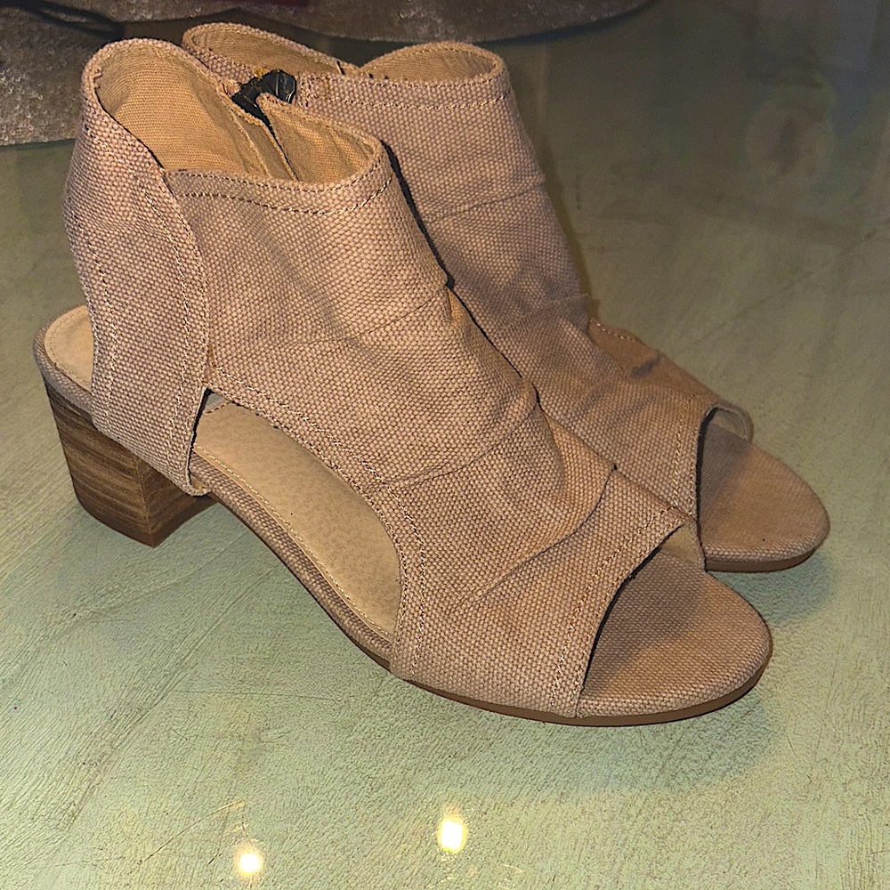 Womens Not Rated Canvas Fabric Shoe with open toe and short wooden heel Size 9